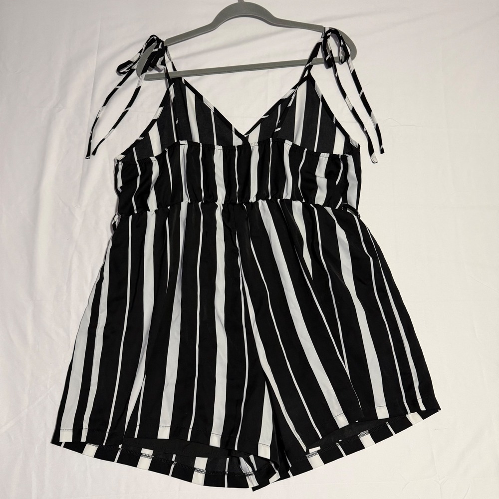 Shorts Romper 2XL Black White Vertical Stripe Tie Shoulder V-Neck Snap Front - Picture 3 of 9